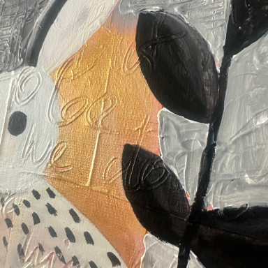Detail kunstvoller Hase mit Erdbeere