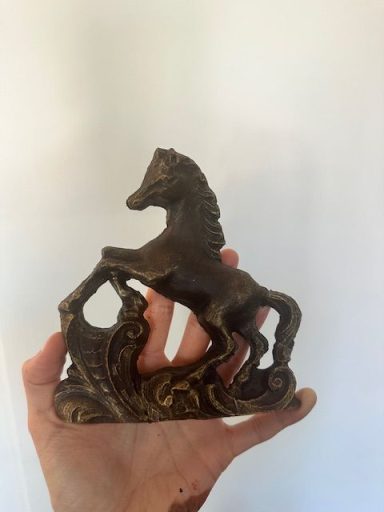 restauriertes Rössli aus Gips, repariert