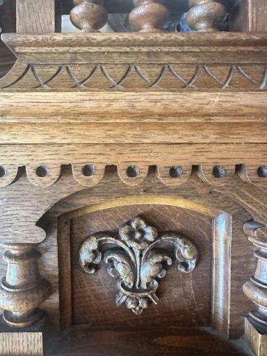 repariertes, restauriertes Ornament an einer Grossuhr